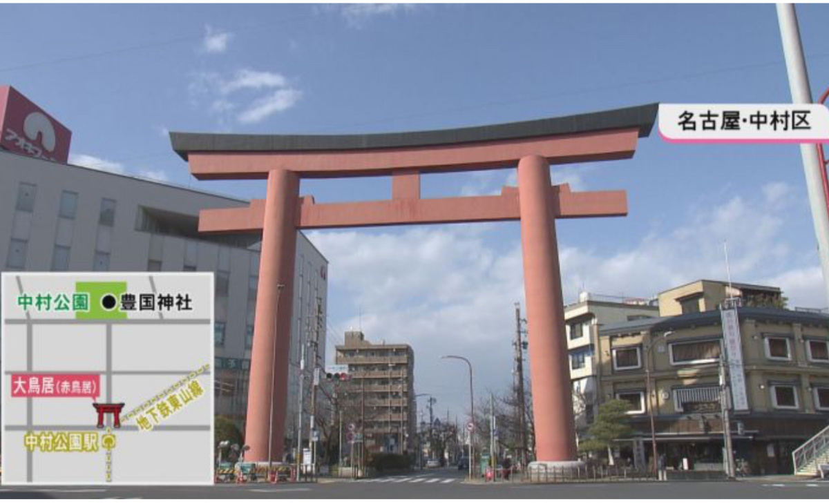 Тории — ворота без створок в синтоистском святилище. Обычно ими отмечают начало священной территории.