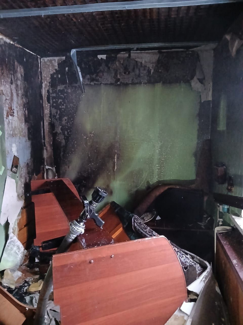    Двух человек госпитализировали из горящего дома в поселке КарелииГосударственный комитет Карелии по ОЖ и БН