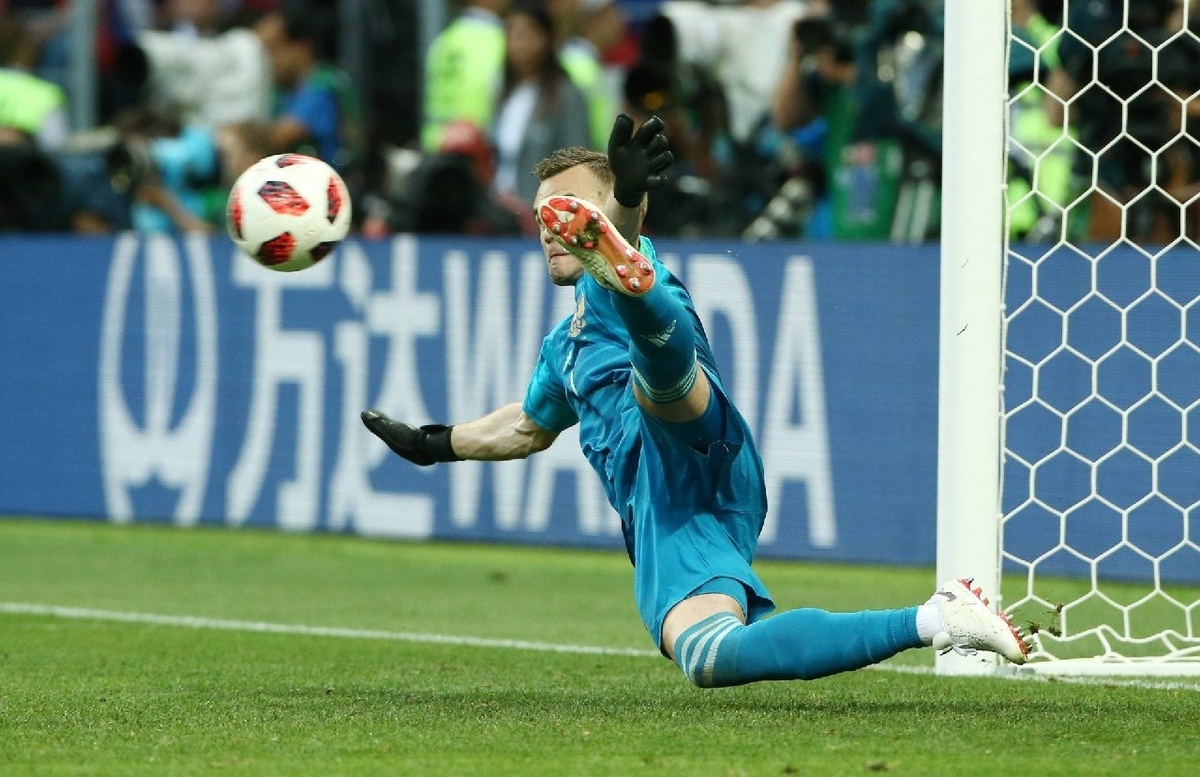 Акинфеев ногой отбивает пенальти. 