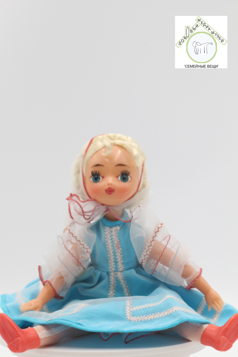 Куклы-сувениры «Русская пляска». Девушка в Московском летнем костюме. Московская фабрика игрушек им.8 Марта. Авторы: Манухина И.С., Спасская Р.И. Выпускались 1965-1972 гг. Фото канала: ДомОвый медиа музей "Семейные вещи" 