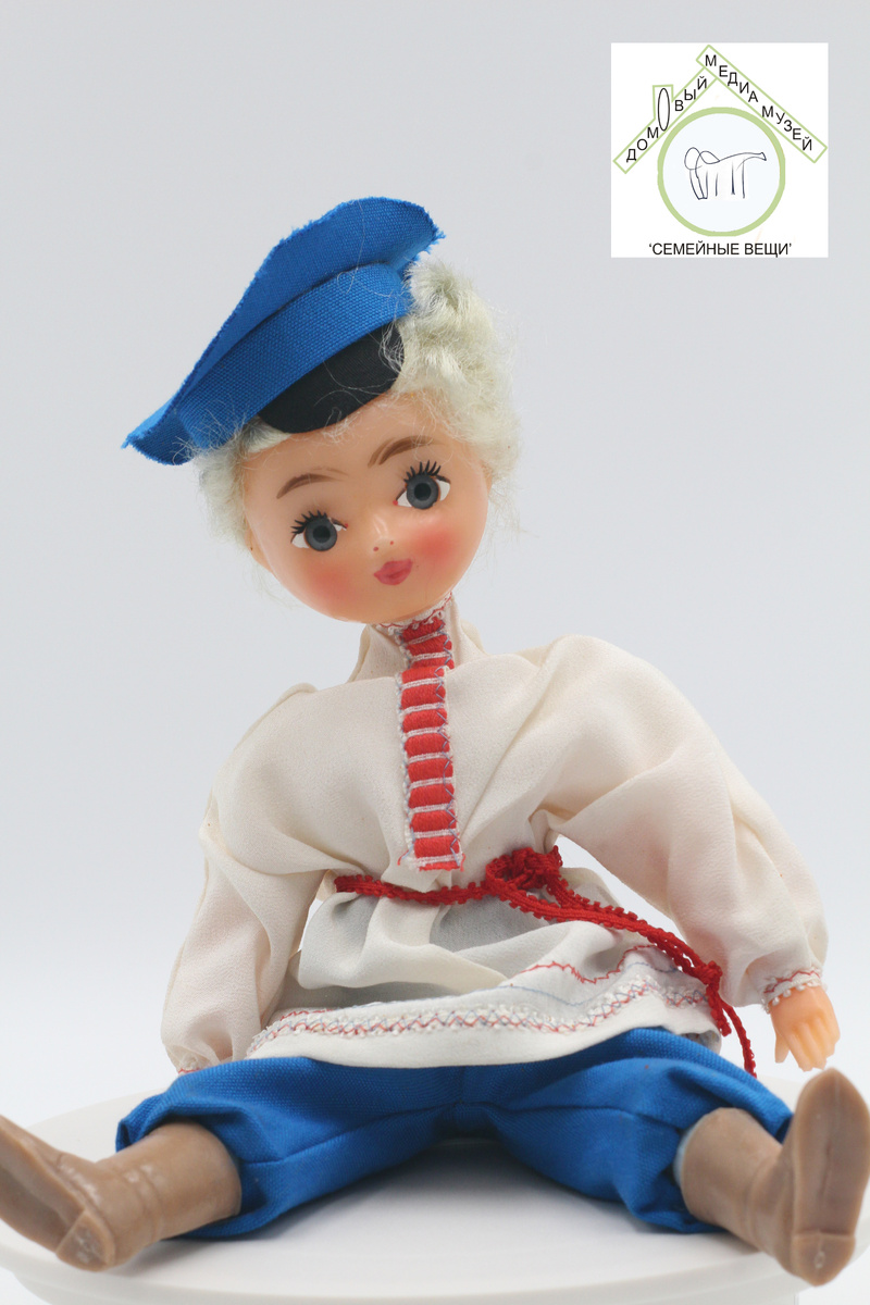 Куклы-сувениры «Русская пляска». Юноша в Московском летнем костюме. Московская фабрика игрушек им.8 Марта. Авторы: Манухина И.С., Спасская Р.И. Выпускались 1965-1972 гг. Фото канала: ДомОвый медиа музей "Семейные вещи" 