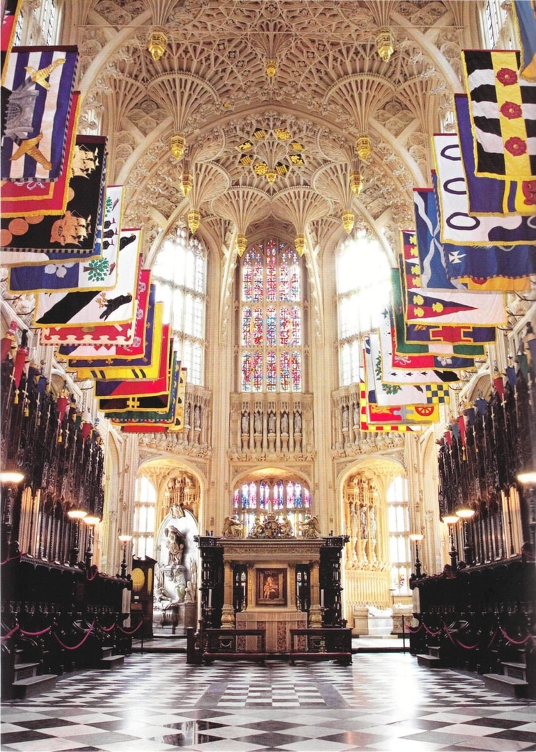 Часовня Генриха VII в Вестминстерском аббатстве. На знамёнах сверху гербы кавалеров ордена Бани.