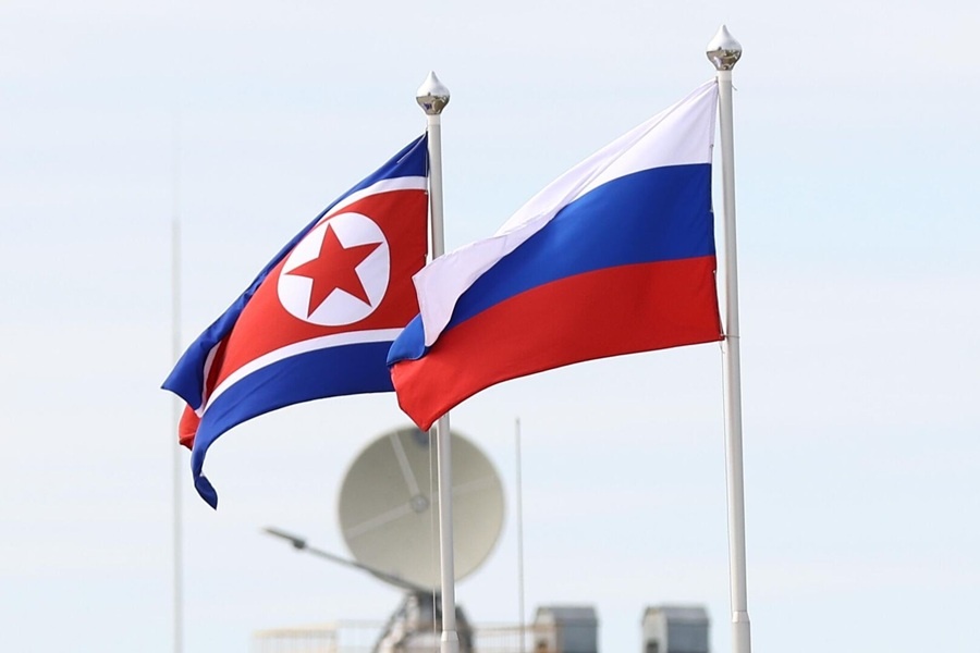 Флаги КНДР и РФ