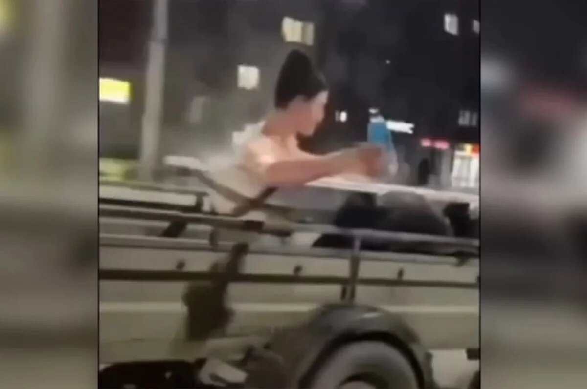    В Уфе водитель перевозил пассажира в ванне на прицепе