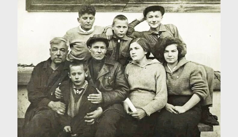 Дмитрий Архангельский (слева) и Аркадий Пластов со студийцами. 1935 г.