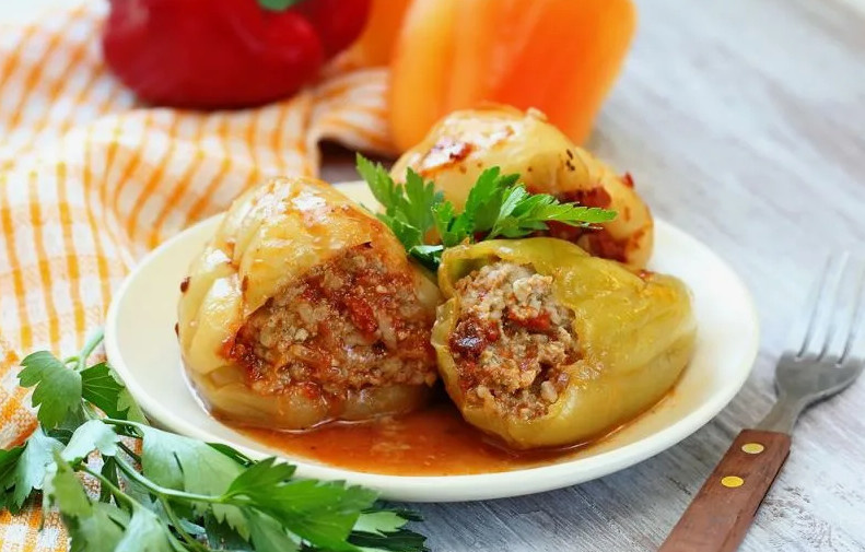 Приготовленные перцы с фаршем и рисом