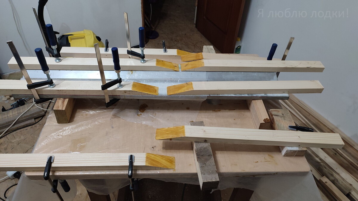 Склеиваю рейки "на ус"