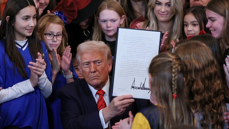 Д. Трамп подписывает очередной указ