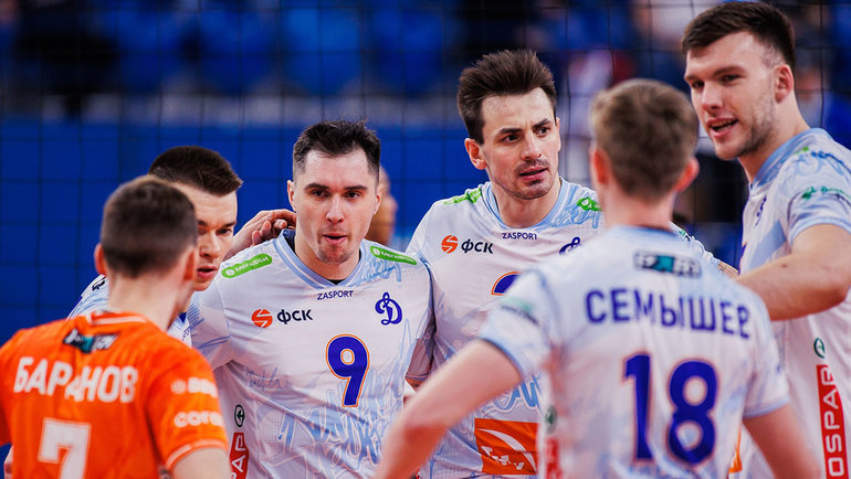    Доигровщик «Динамо» Денис Богдан (№9) с товарищами по команде.ВК «Динамо»