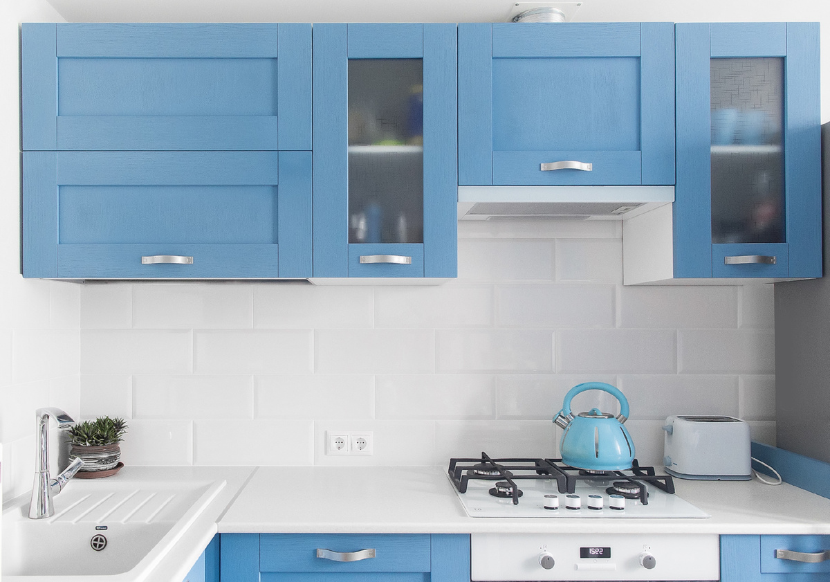 Встроенная вытяжка на кухне нашего производства