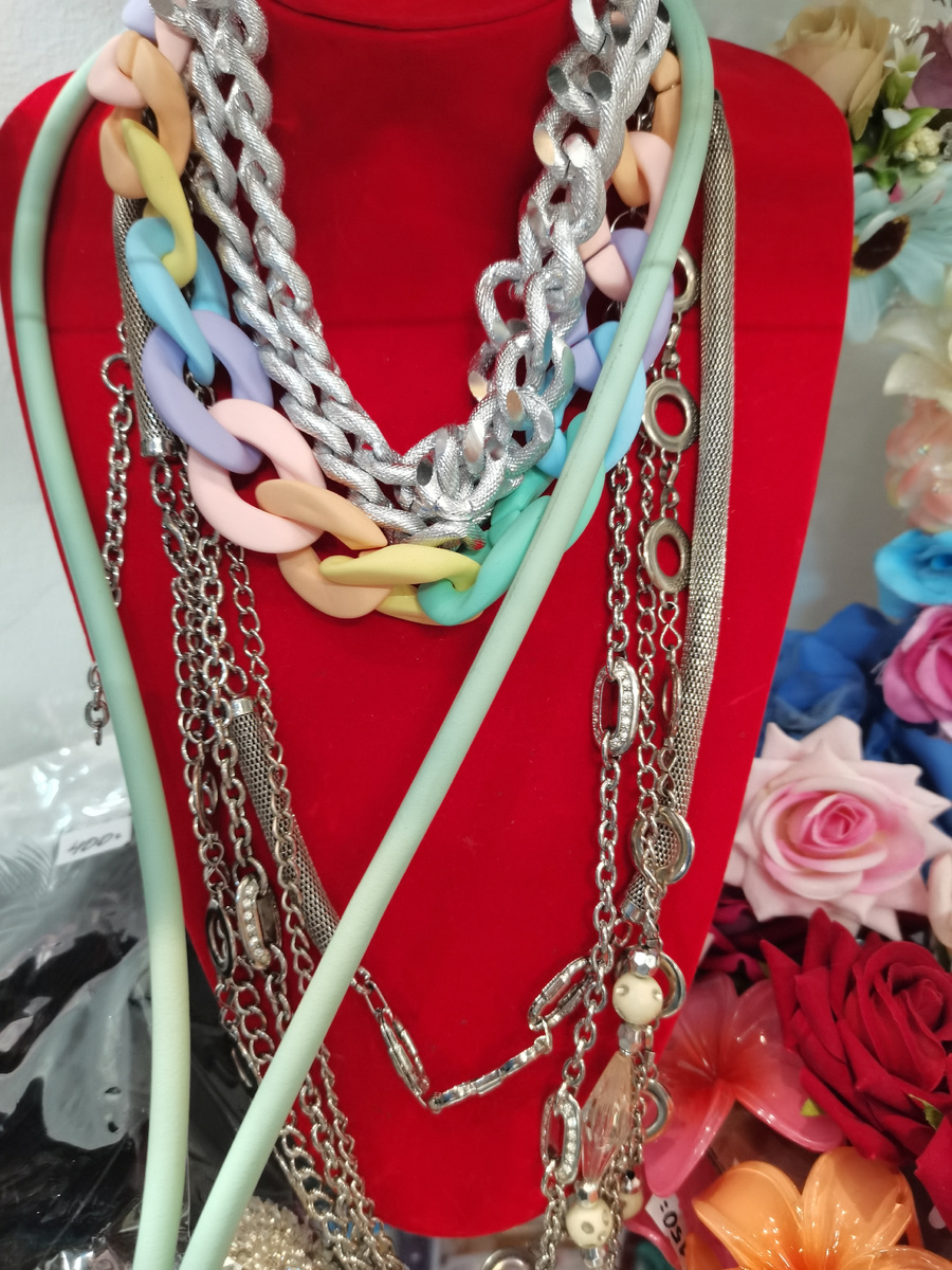 Длинные серебристые цепи - её товар