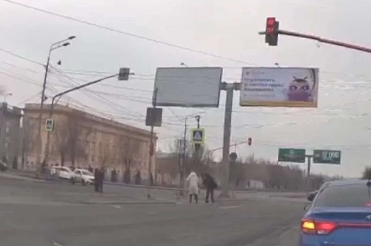    Волгоградцы не оценили дружелюбие бродячего пса, разогнавшего прохожих