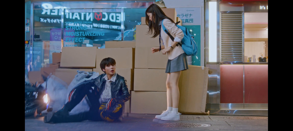 Кадр из дорамы. Красавчик-Бунтарь и Красотка.