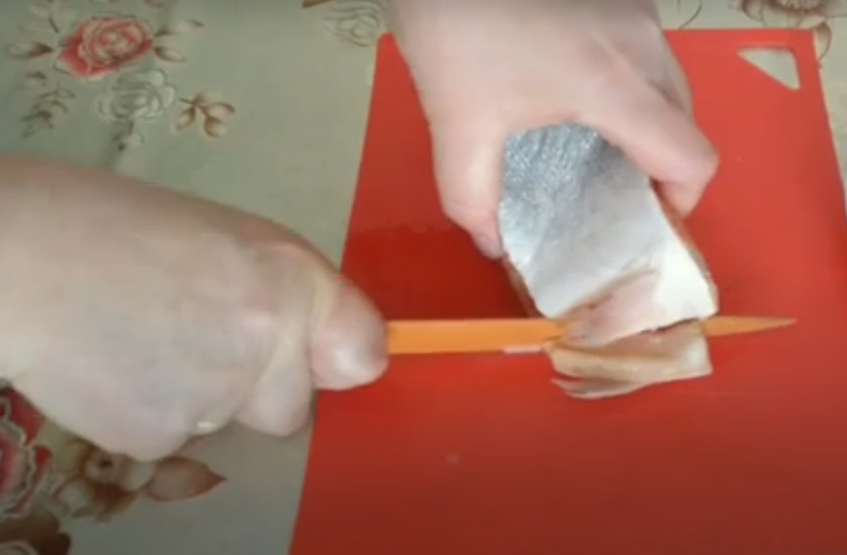 Очищаем рыбу от костей, кожи.