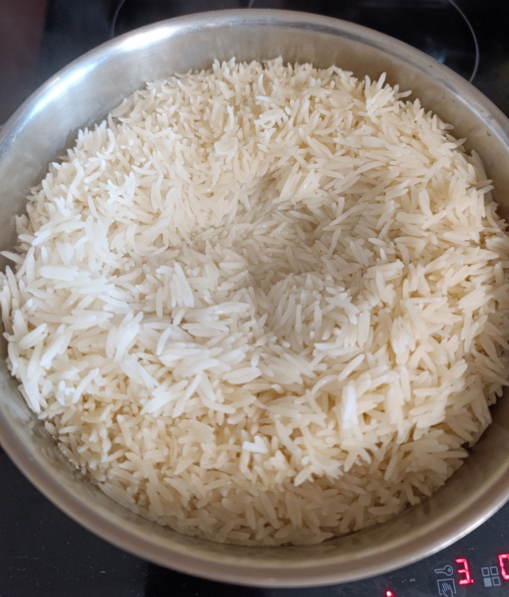 Рис в кстрюле  с ямочкой в центре.