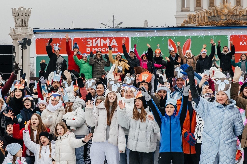    Руководители благотворительных фондов с подопечными и гостями Благотворительного дня на ВДНХ Юлия Гончарова