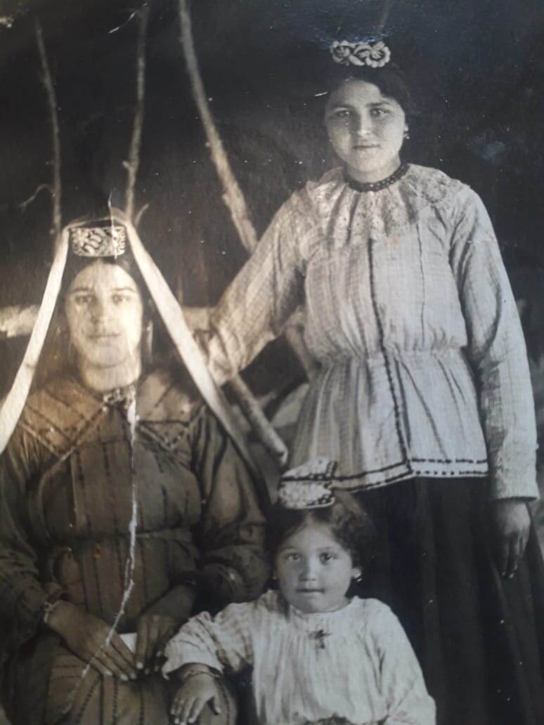 Фото из домашнего архива автора. Моя бабушка в молодости, та, что сидит. 