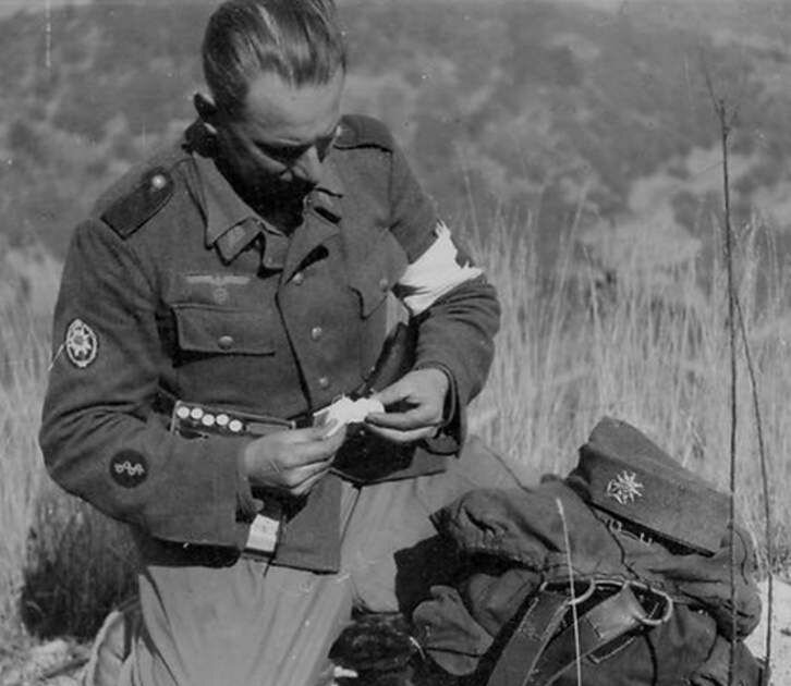 Санитар горных егерей вермахта на привале.