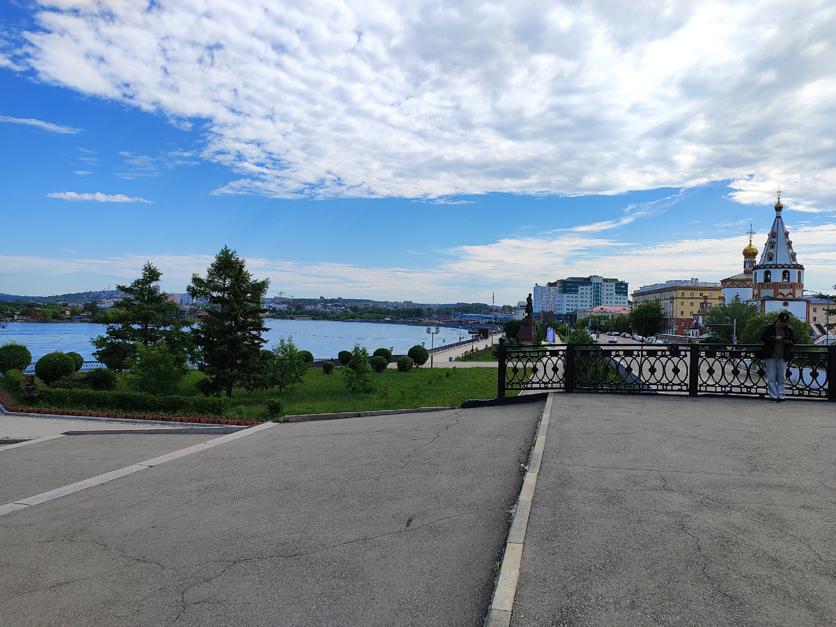 Смотровая площадка у сквера Вечного огня. Вид на набережную Ангары, памятник основателям Иркутска, Богоявленский собор