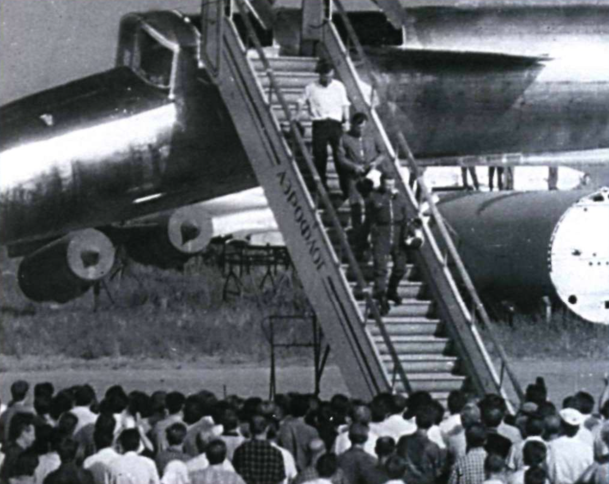 Встреча экипажа после первого полета. Обратите внимание на крыло двигателями, закрытыми заглушками на заднем плане. Судя по всему, это М-50, еще не перевезенный в Монино. Злая ирония судьбы в том, что Т-4 повторит его судьбу