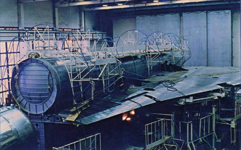 Хвостовая часть самолета «102», который так и не был завершен, во время сборки на ТМЗ