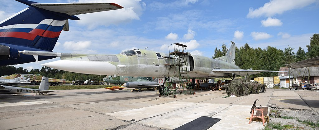 Ту-22М1. Единственный сохранившийся до нашего времени борт. Находится в частном музее в Риге. Источник фото: https://upload.wikimedia.org/wikipedia/commons/4/43/Tupolev_Tu-22M1%2C_Riga_Aviation_Museum.jpg