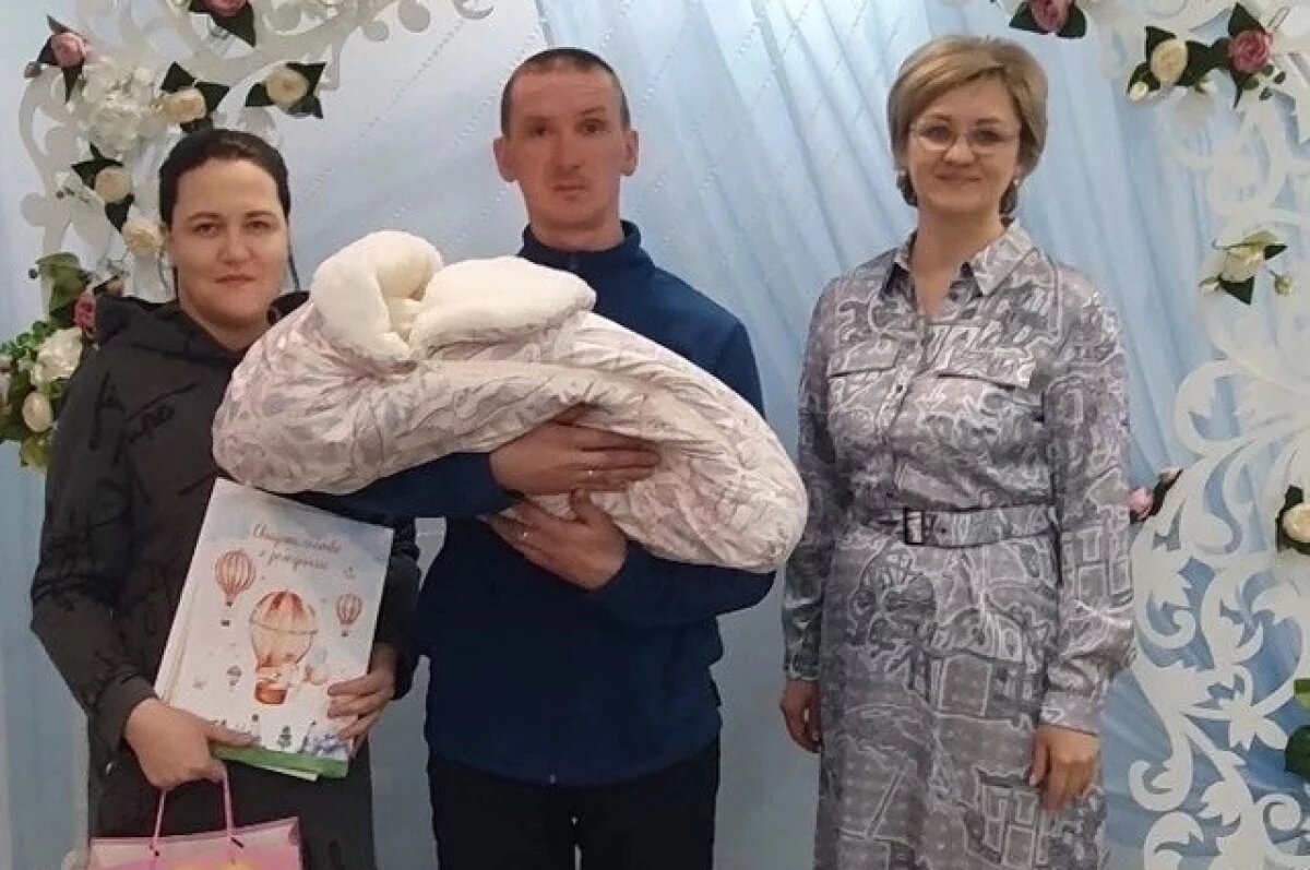    Сотрудники ЗАГСа в торжественной обстановке поздравили родителей с важным событием в жизни их семьи.