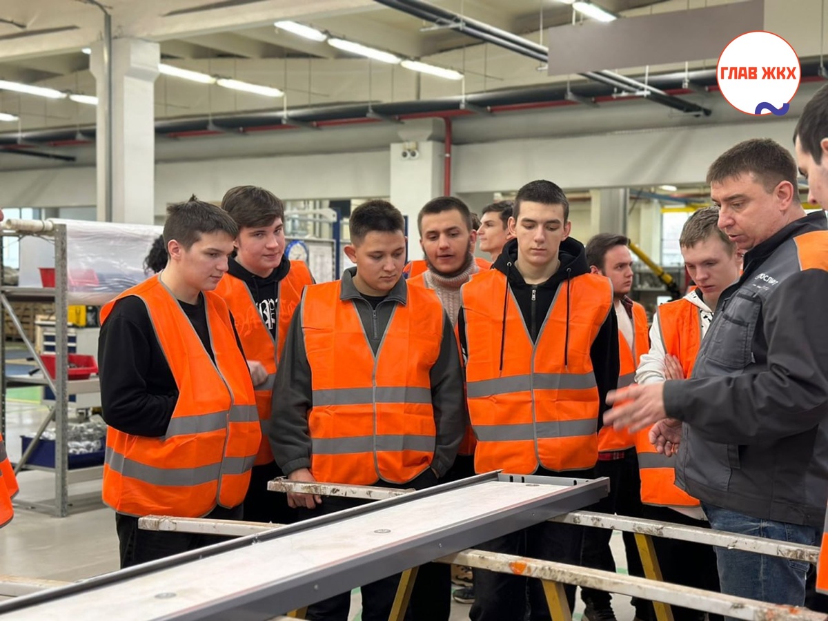 Более 50 студентов профильных колледжей посетили производство АО «Мослифт»
