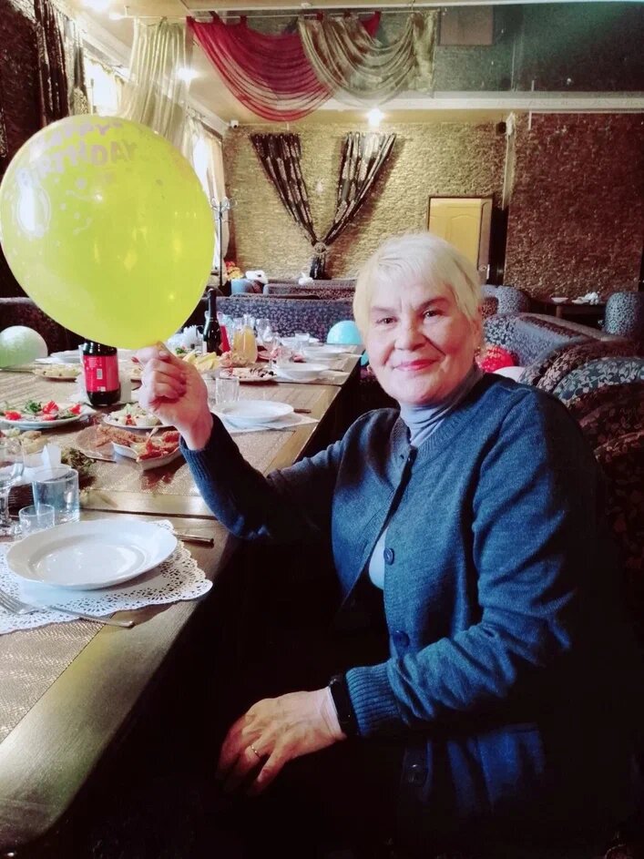 Ждем  прихода гостей.День Рождения у Дочери я еще здоровая и веселая.