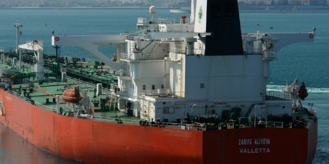 В Ленобласти после взрывов тонет танкер со 130 тыс. тонн мазута