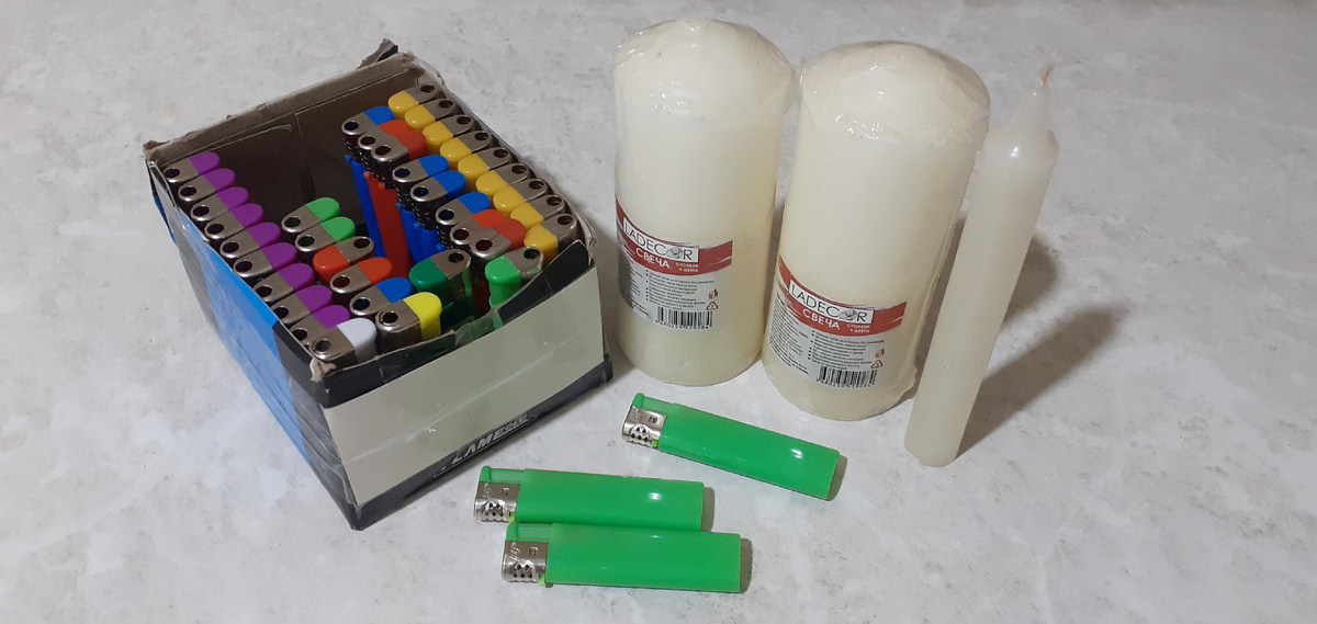 Свечами не пользуюсь,  но они у меня есть, на всякий случай. А зажигалок много не бывает.