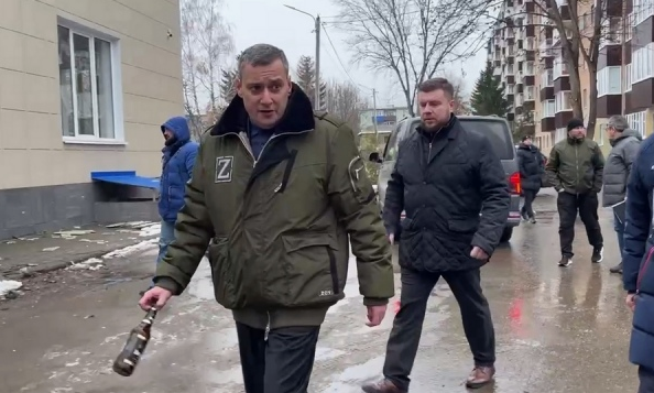 А. Хинштейн собирает бутылки в Курске.