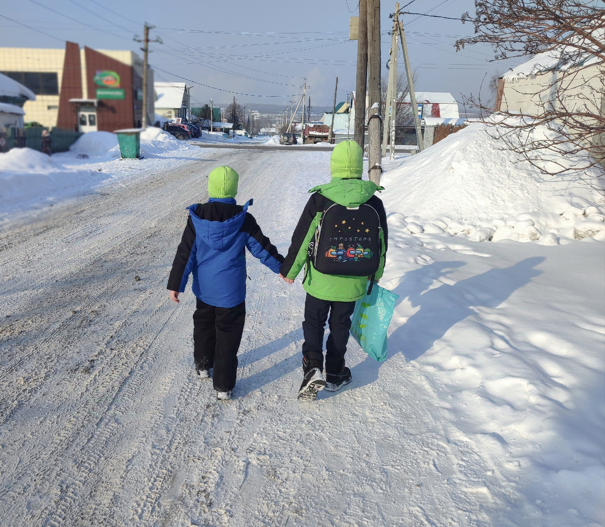 Вадюха Пашу в школу провожает