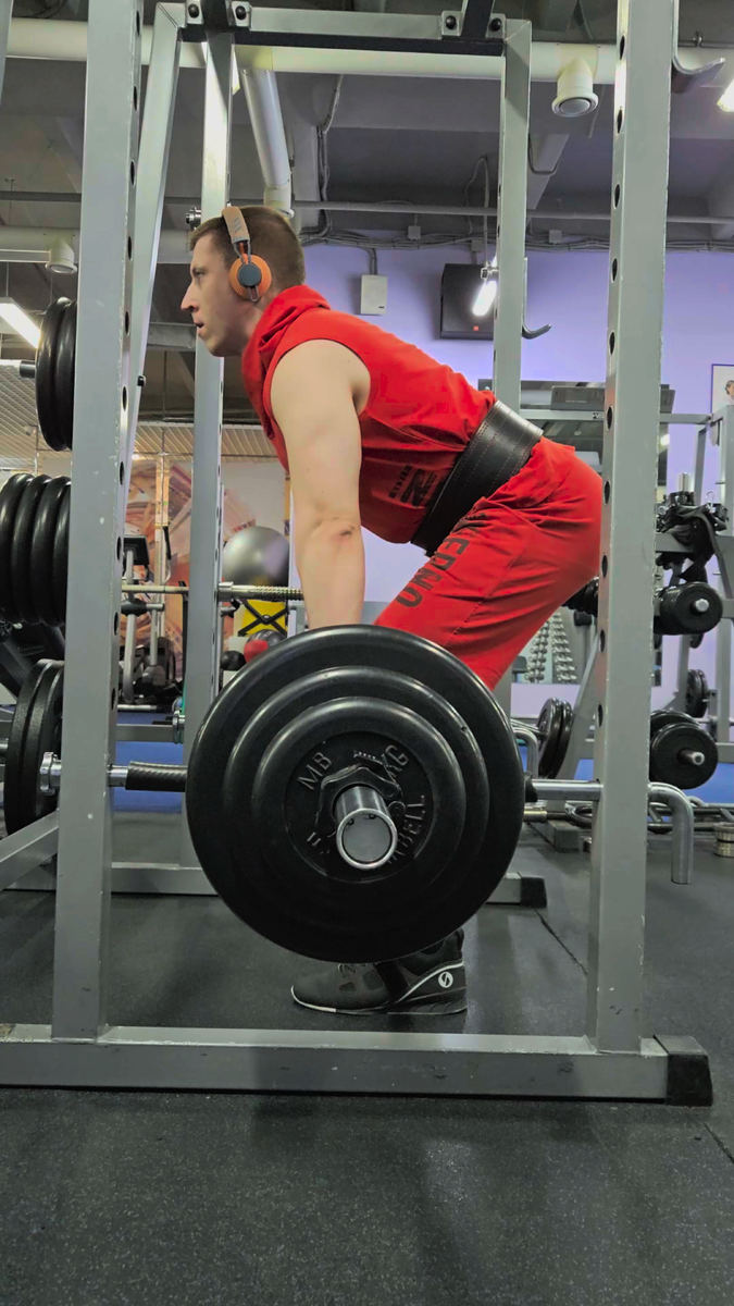 Подсобное упражнение: тяга с плинтов. Одевается пояс, только потому что идет более 90% от предельного максимума в движении становая тяга. Данная завершающая пирамида делалась 3 на 2.