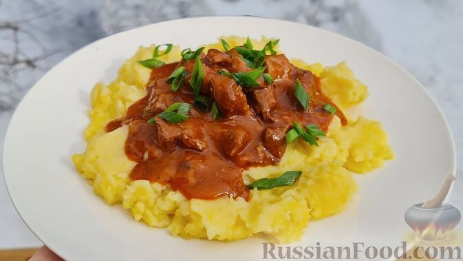 говядина, лук репчатый, томатная паста, вода, мука, лавровый лист, перец молотый, соль, масло растительное