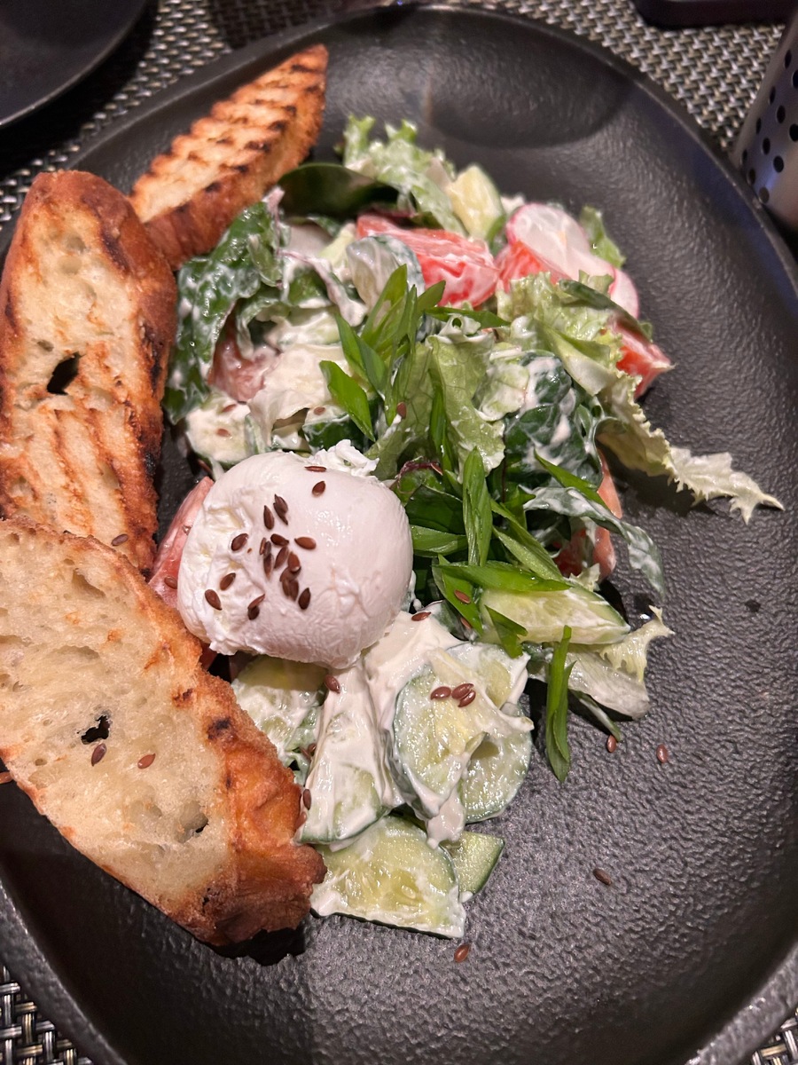 Салат из свежих овощей с яйцом пашот