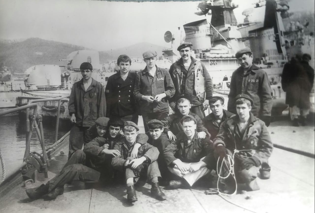 На фото : в первом ряду справа автор.