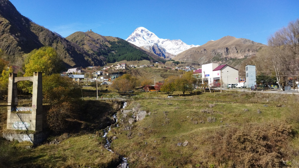 Казбек и слева от Казбека на вершине Цминда Самеба.