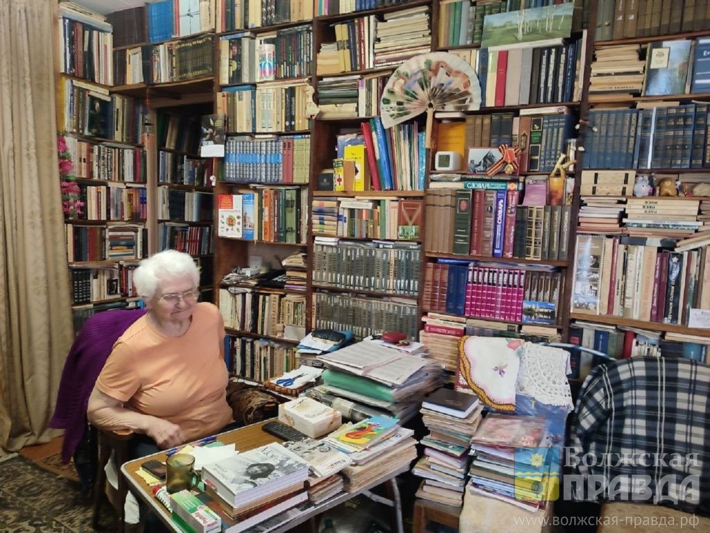 Среди книг...📷    «Я вытирала слёзы каждому…»: волжанка рассказала, как пятилетней малышкой в 42-м читала раненым Симонова
