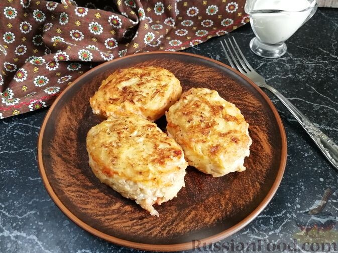 фарш мясной, капуста пекинская, рис, яйца, лук репчатый, соль, перец чёрный молотый, масло растительное, томат-паста, соль, перец чёрный молотый