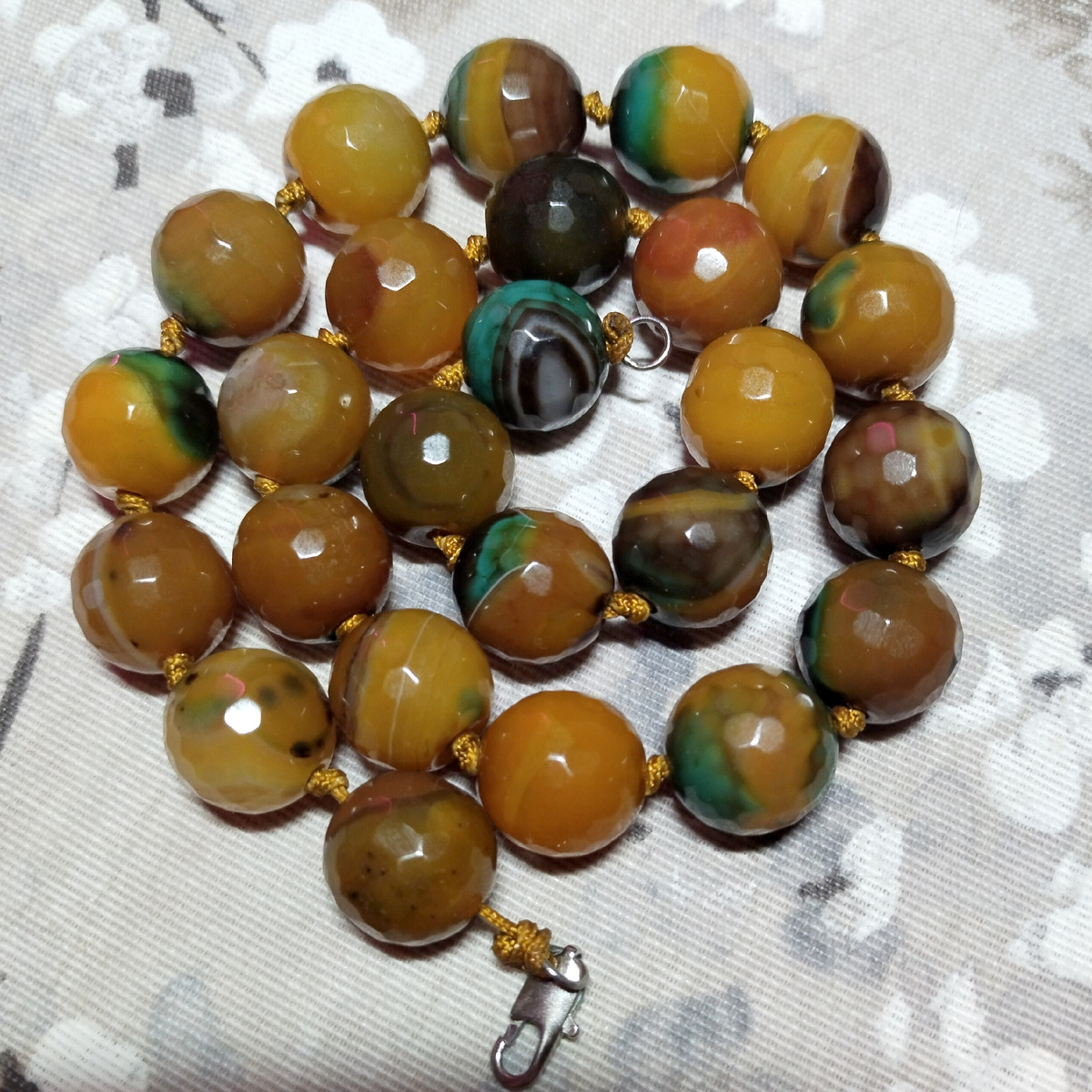 Крупные бусины - 2 см в диаметре. Тяжёленькие!