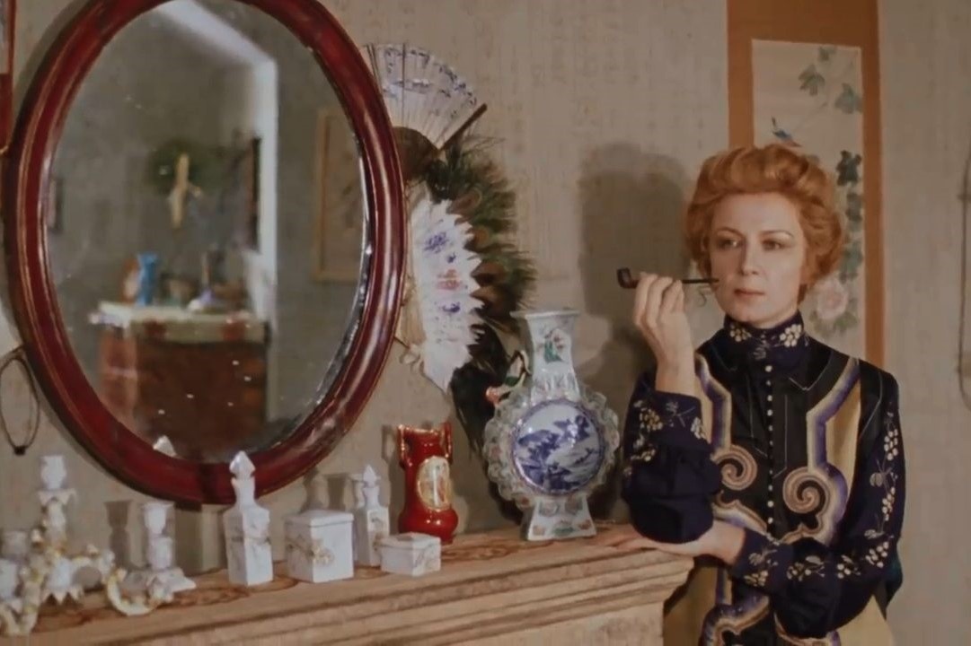 Алла Демидова в роли Лоры Лайонс. Кадр из фильма "собака Баскервилей" (1981).