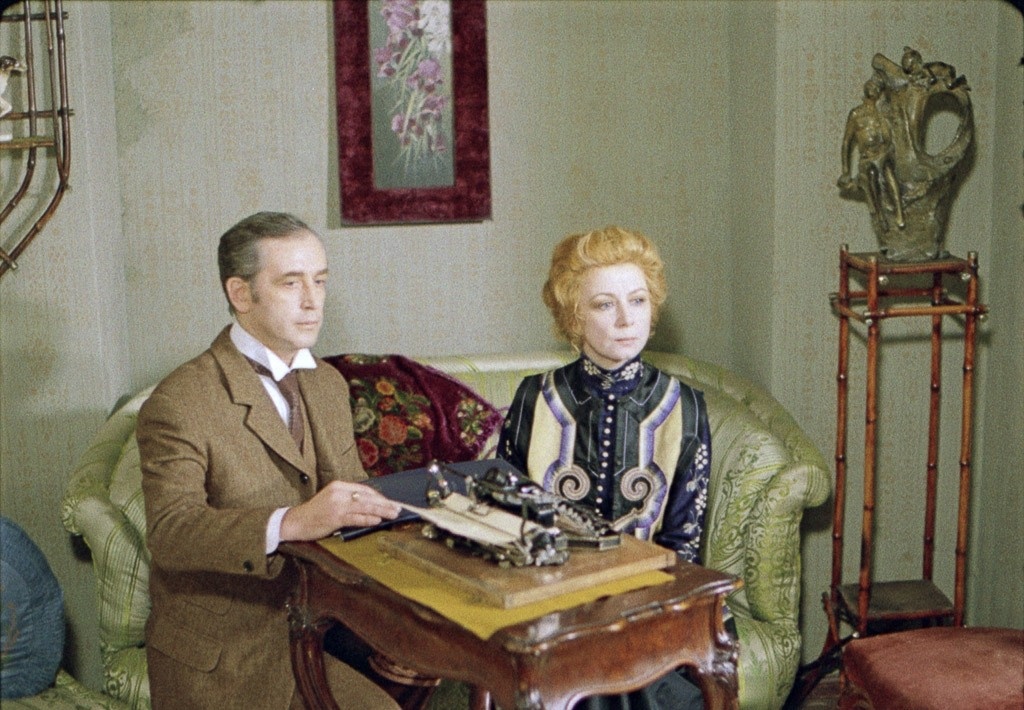 Шерлок Холмс выводит Лору на "чистую воду". Кадр из фильма "собака Баскервилей" (1981).