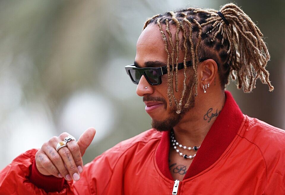    «Как можно так одеваться?!» Берни Экклстоун раскритиковал ХэмилтонаСоцсети