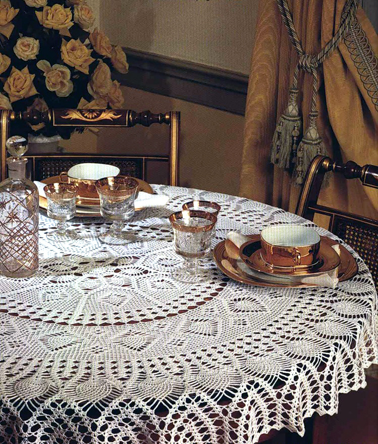 Большая скатерть, связанная крючком - фото из иностранного журнала по рукоделию.