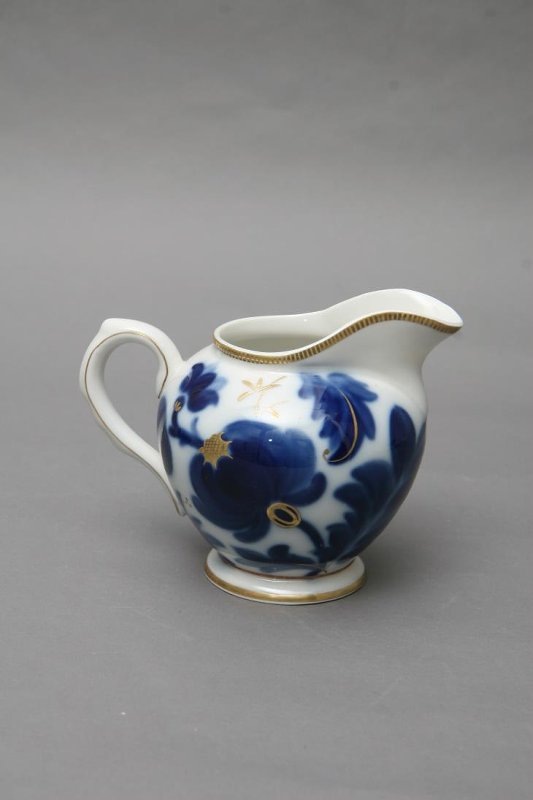 Молочник из сервиза "Синие цветы". 1954. Фарфор, роспись подглазурная, позолота. Государственное бюджетное учреждение культуры города Москвы "Государственный дворцово-парковый музей-заповедник "Останкино и Кусково".
