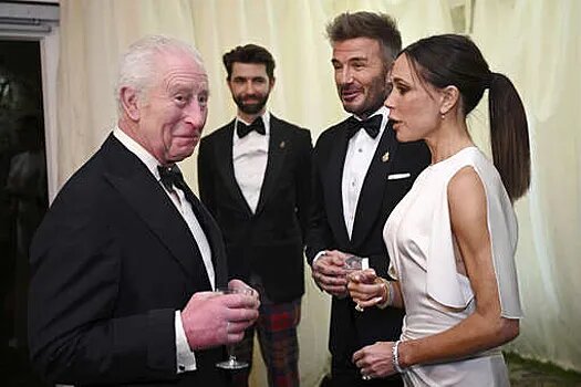    Виктория Бекхэм с мужем и королем Великобритании. Фото: соцсети