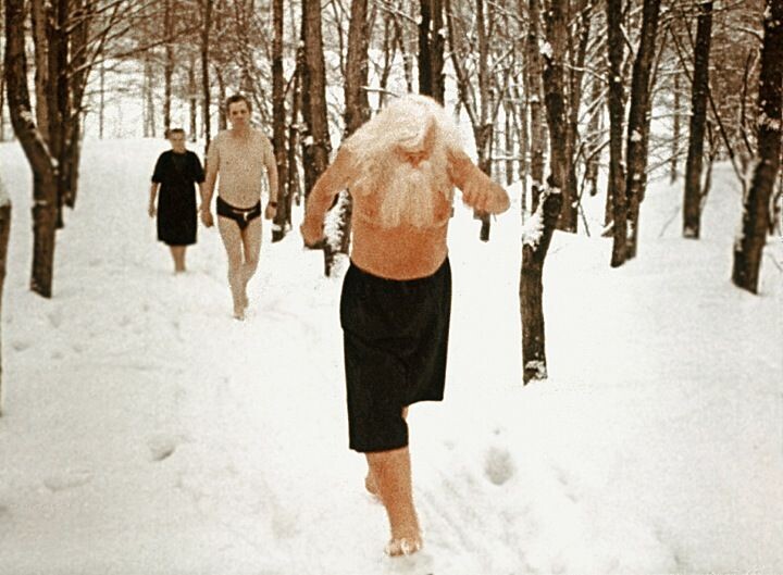 Дополнительный вызов, занимайтесь не просто ходьбой, а ходьбой по морозу в трусах!