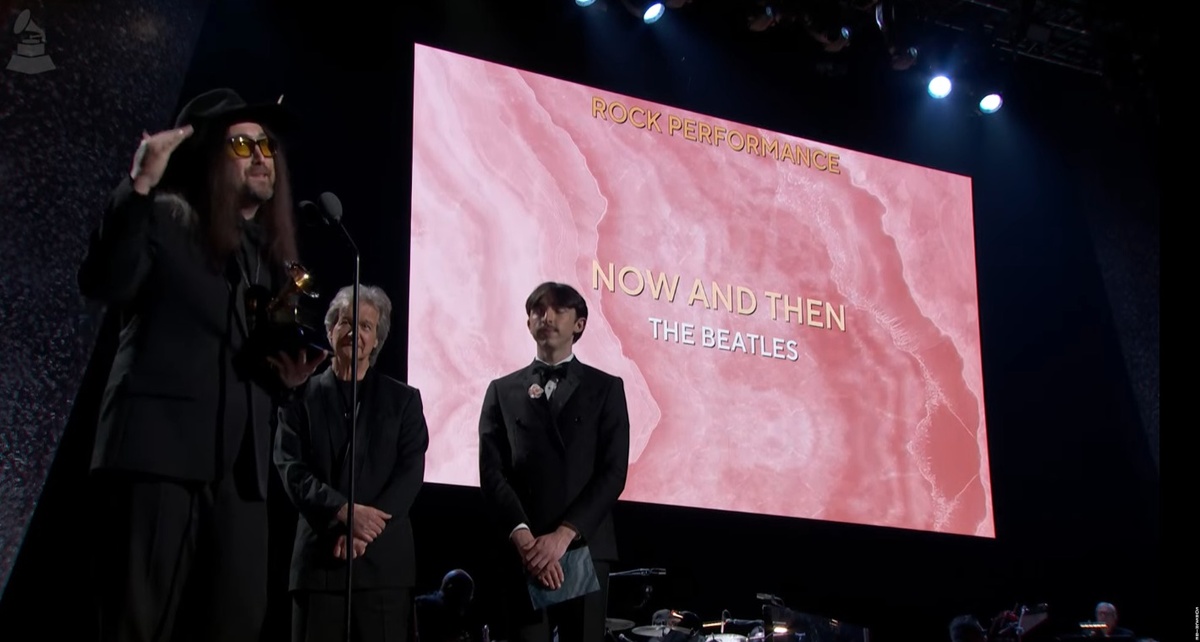 03.02.2025 Шон принимает награду от имени Битлз