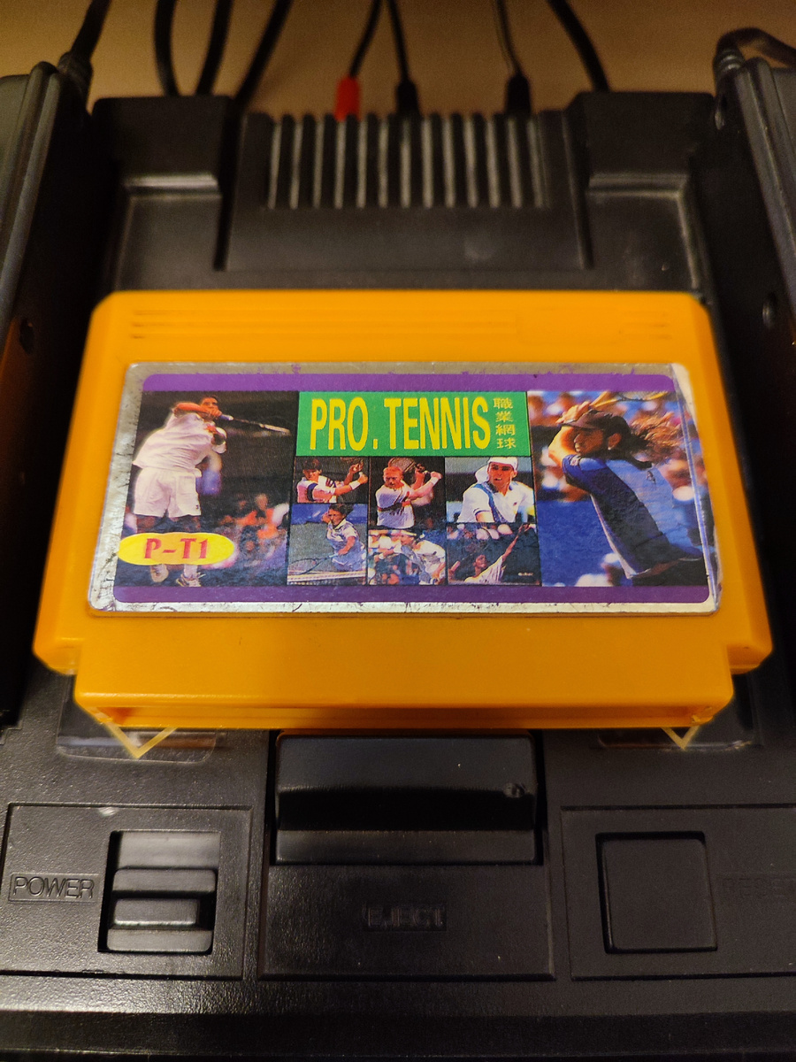 Фото сделаны мной. На фото игра Jimmy Connors Tennis. Оригинал игры "Jimmy Connors Tennis" был разработан NMS Software (NES, Game Boy), Hand Made Software (Atari Lynx) и издан Ubi Soft в 1993г. Фото демонстрирует начальную заставку игры, а так же общий визуальный фон игры. Подробнее об этом рассказано в статье. Все материалы принадлежат правообладателям и размещены исключительно в информационных целях.